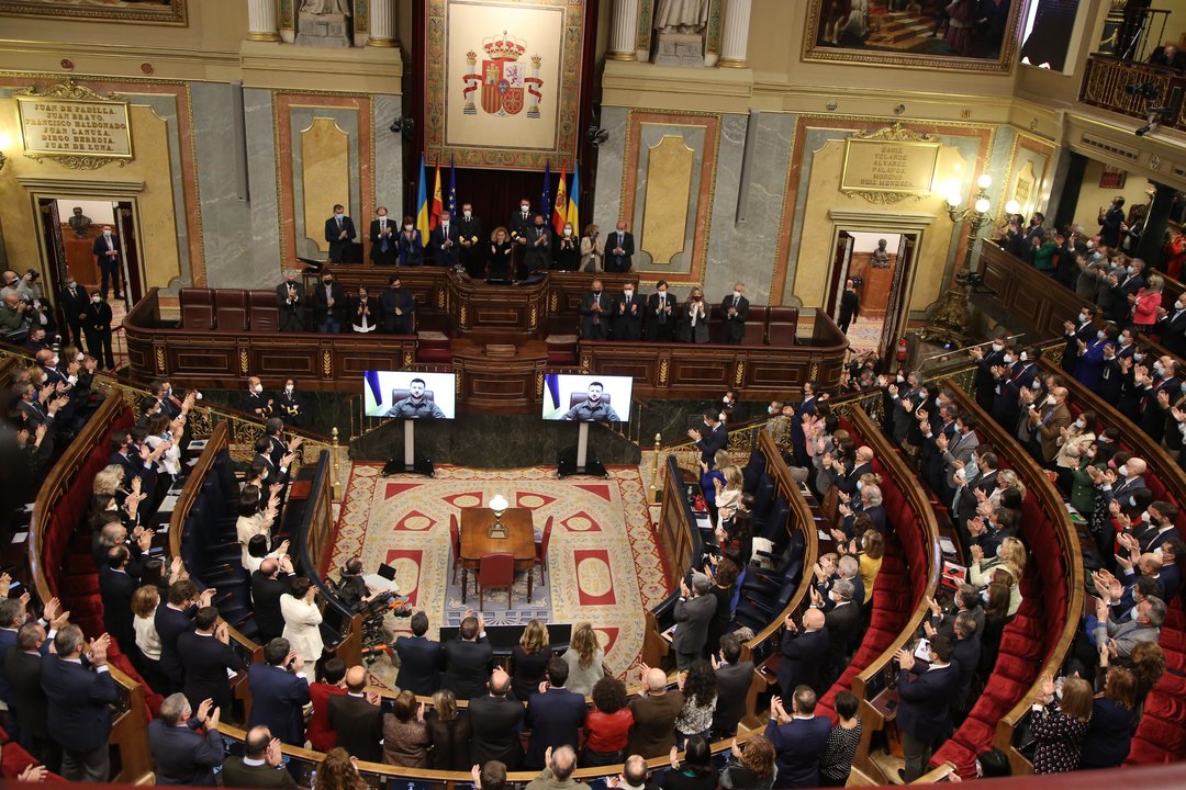 El presidente de Ucrania, Volodímir Zelenski, interviene telemáticamente en el hemiciclo del Congreso de los Diputados.