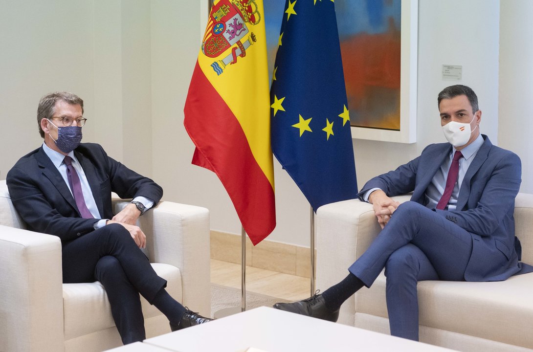 El presidente nacional del PP, Alberto Núñez Feijóo (i) y el presidente del Gobierno, Pedro Sánchez (d), durante su reunión en La Moncloa.