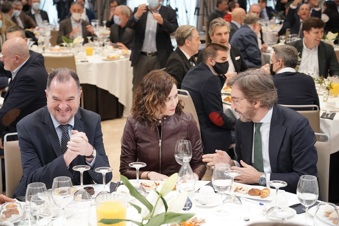 La presidenta de la Comunidad Autónoma de Madrid, Isabel Díaz Ayuso, durante un desayuno con empresarios en Vitoria.