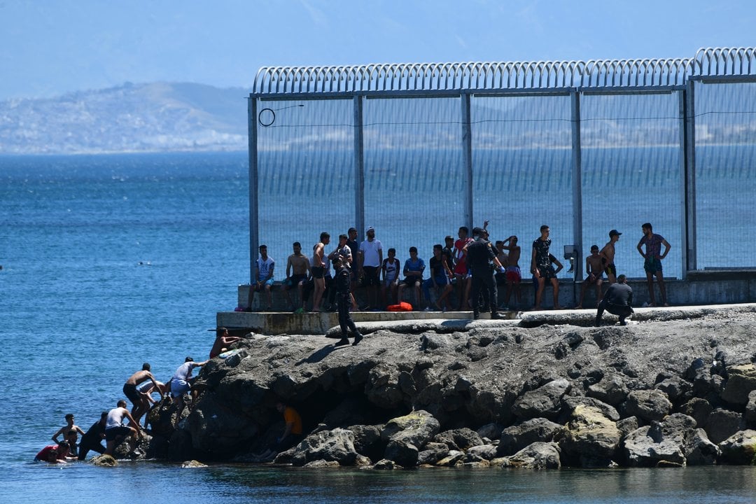 Un grupo de migrantes marroquíes en las inmediaciones de la valla de Ceuta, en una imagen de archivo del 17 de mayo de 2021.