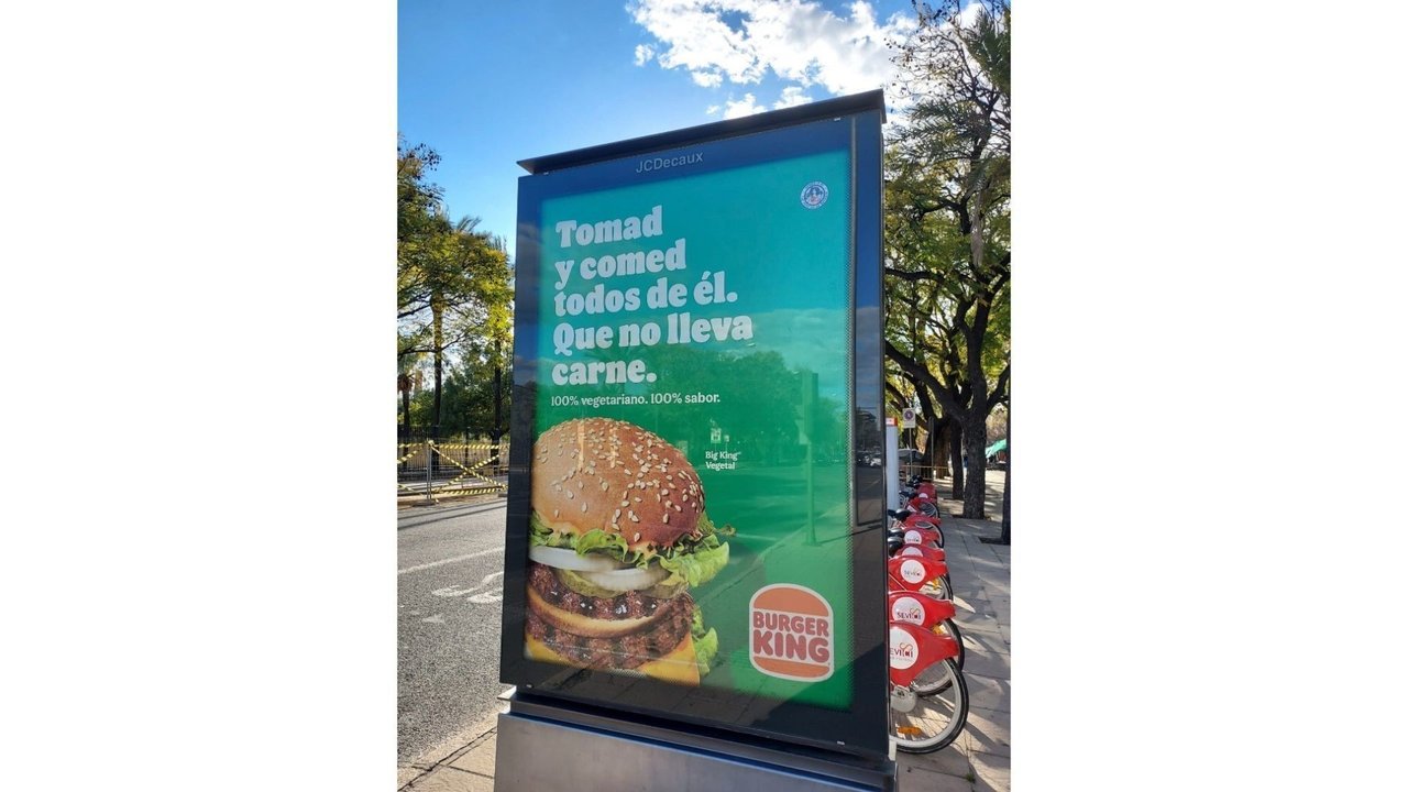 Fotografía de una marquesina de autobús de la campaña de Burger King.