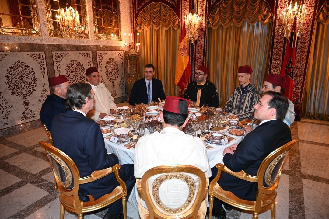 El presidente del Gobierno, Pedro Sánchez, y el rey Mohamed VI durante una cena en Rabat.