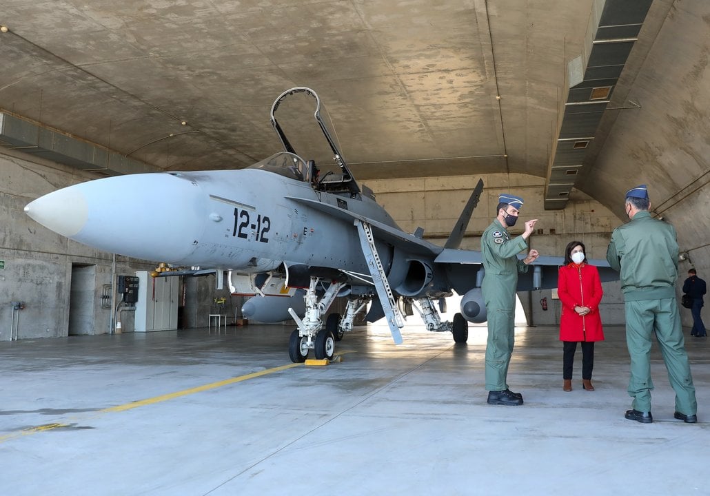 La ministra de Defensa, Margarita Robles, durante una visita al Grupo Central de Mando y Control, parte integral del Sistema de Vigilancia y Control Aeroespacial, en la Base Aérea de Torrejón de Ardoz.