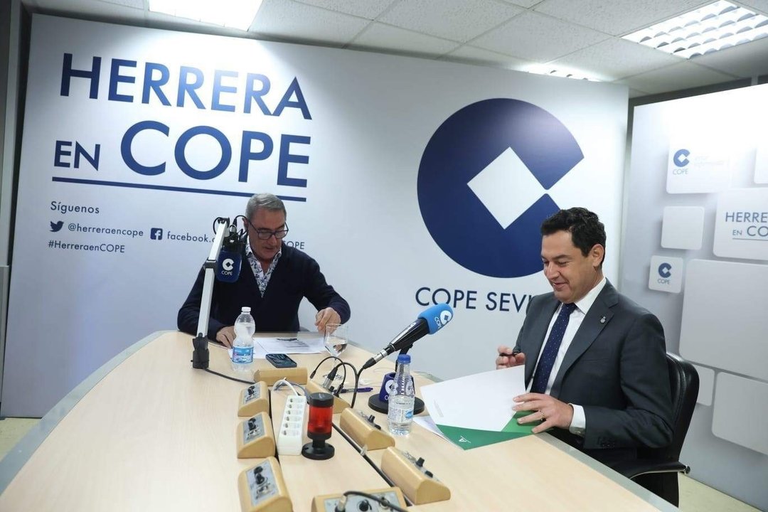 Carlos Herrera entrevistando al presidente de la Junta de Andalucía, Juanma Moreno