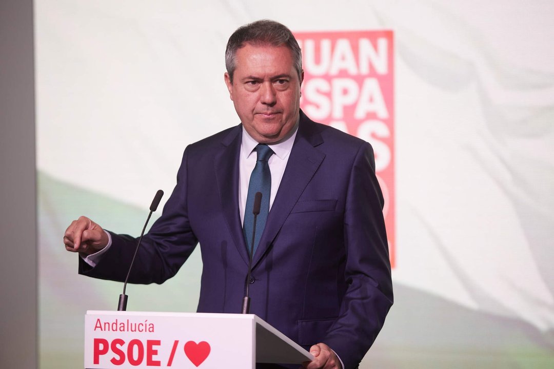 El senador y candidato del PSOE-A, Juan Espadas atiende a los medios de comunicación tras la convocatoria de Elecciones en Andalucia en la sede de PSOE-A, a 26 de abril de 2022 en Sevilla.
