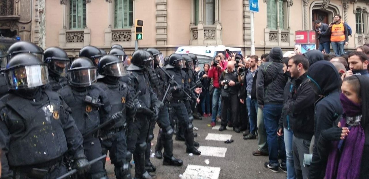 Concentración independentista contra la detención de Puigdemont (Foto: Europa Press).