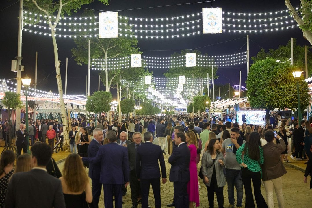 Detalle de una calle de la Feria durante el arranque de la Feria de Abril tras dos años sin celebrarse por el Covid-19 en la Real de la Feria, a 30 de abril de 2022 en Sevilla (Andalucía, España)

