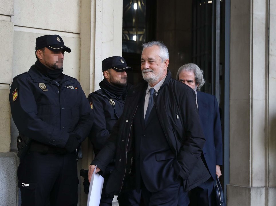 El expresidente de la Junta de Andalucía, José Antonio Griñán, a la salida de la Audiencia Provincial de Sevilla.