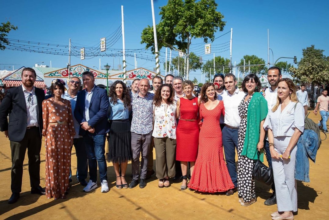 Representantes de IU, Podemos y Más País Andalucía, junto a la vicepresidenta segunda del Gobierno, Yolanda Díaz, en la Feria de Sevilla