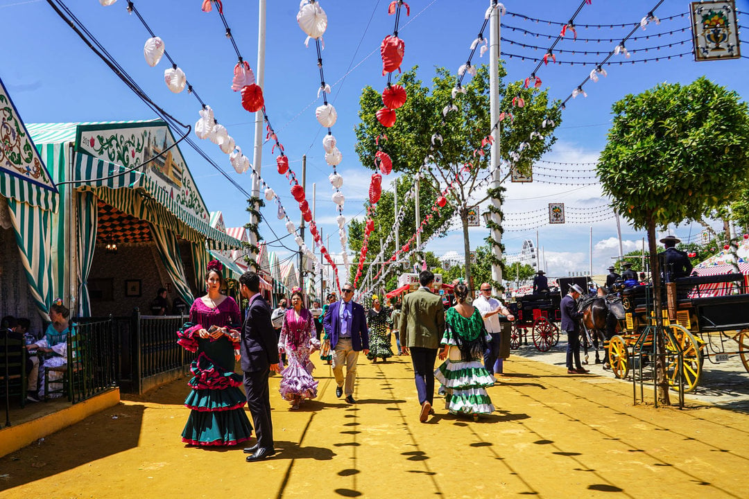Ambiente del Real, durante el tercer día de Feria de Abril de Sevilla 2022.