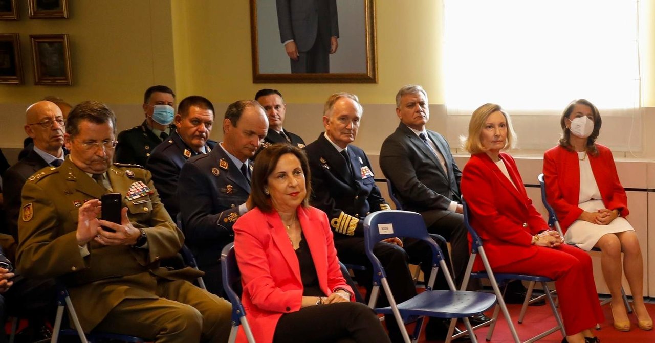 Margarita Robles, con mandos del ministerio, de las Fuerzas Armadas y del CNI.