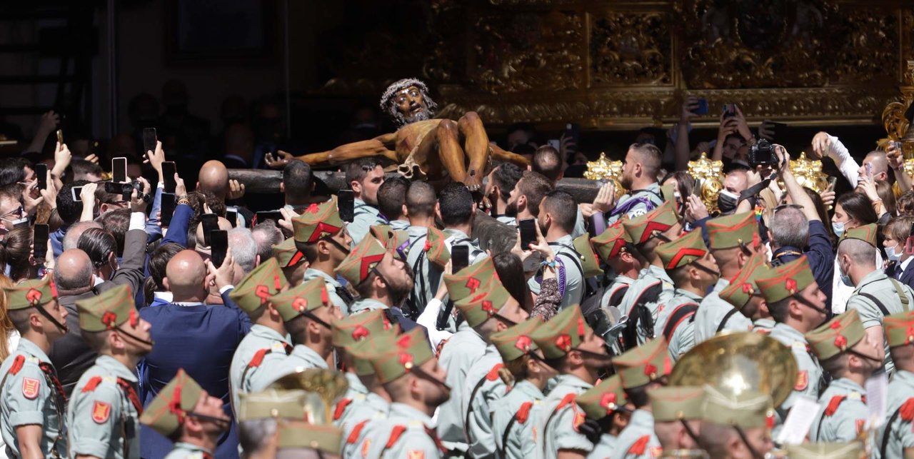 Legionarios trasladan al Cristo de la Buena Muerte, en Málaga (Foto: Álex Zea / Europa Press).