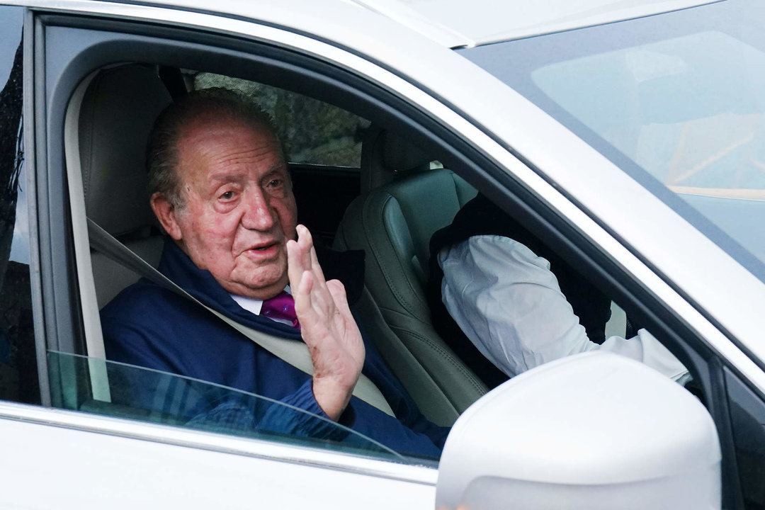El rey emérito Juan Carlos I se va de Sanxenxo camino de Madrid.