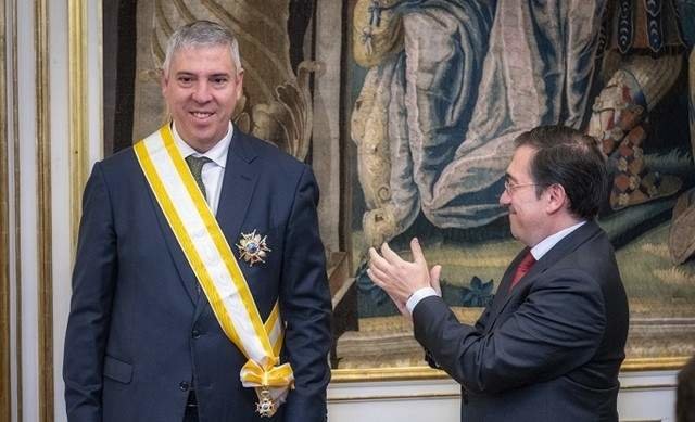José Vicente de los Mozos recibe la Gran Cruz de Isabel la Católica.
