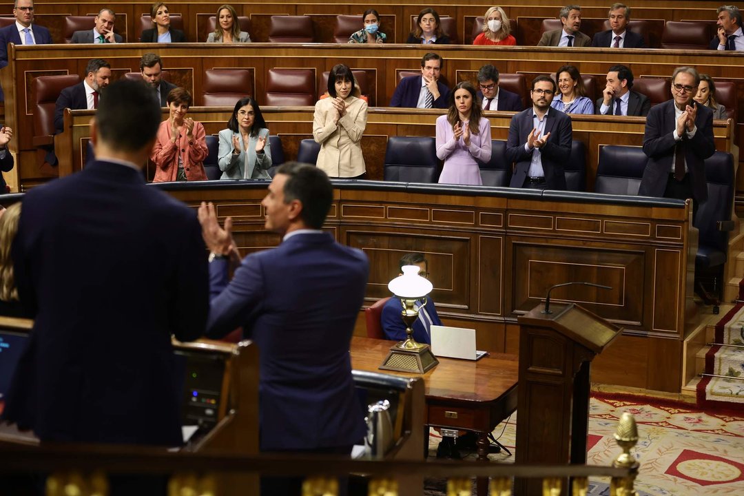 Miembros del hemiciclo aplauden al presidente del Gobierno, Pedro Sánchez, en una sesión plenaria en el Congreso de los Diputados