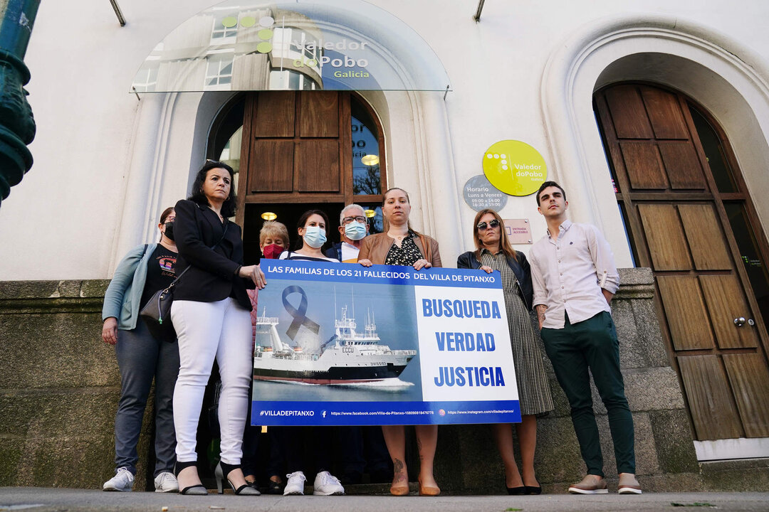 Dolores fernandez Gali&ntilde;o, Valedora do Pobo, recibe a familiares del Vila de Pitanxo, barco pesquero de Mar&iacute;n hundifo en terranova