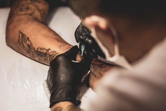Los tatuadores empiezan a tener que superar un curso oficial para poder ejercer.