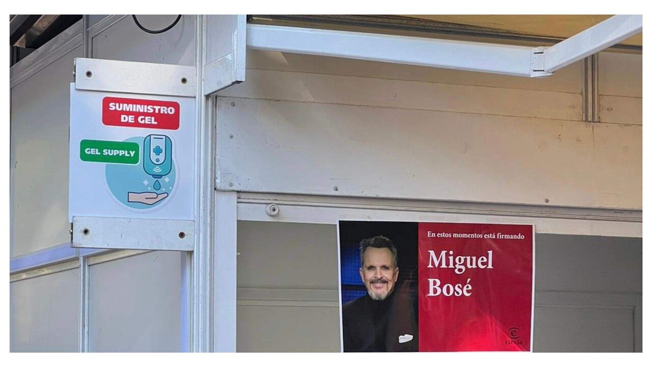 Cartel de gel hidroalcoh&oacute;lico en la caseta de Miguel Bos&eacute; en la Feria del Libro en Madrid.