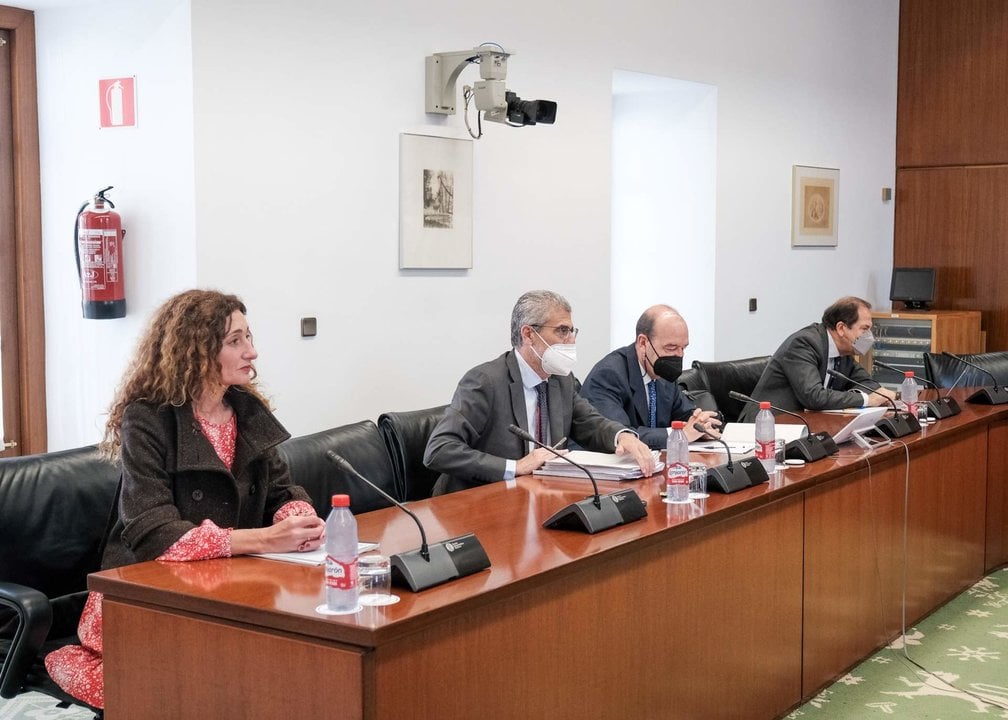 Archivo - Imagen de una reunión de la Junta Electoral de Andalucía, que tiene su sede en el Parlamento. (Foto de archivo).