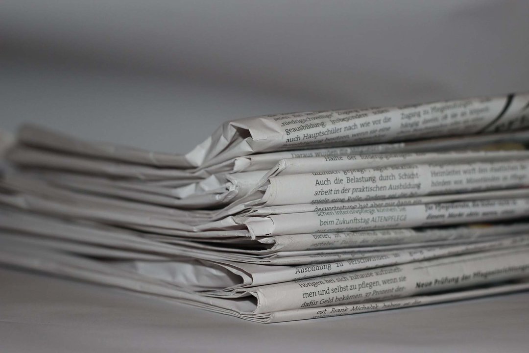 Una pila de periódicos de papel.
