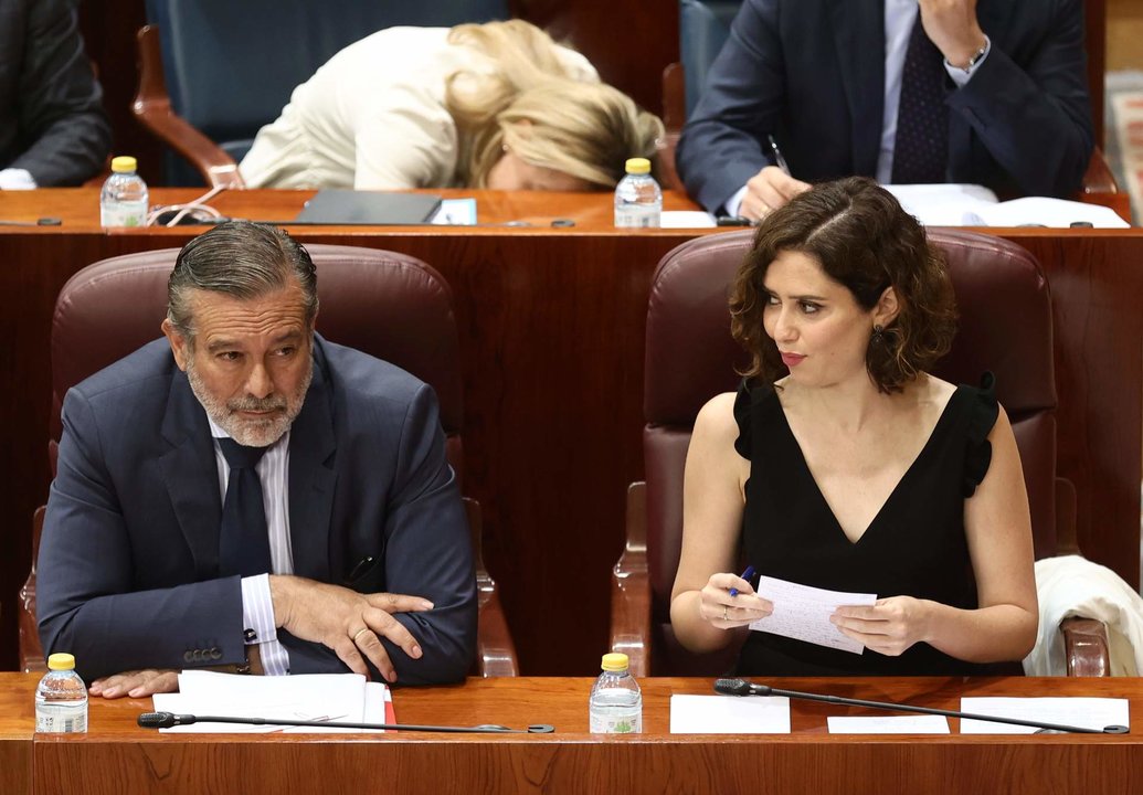 El consejero de Presidencia, Justicia e Interior de la Comunidad de Madrid, Enrique López, y la presidenta de la Comunidad de Madrid, Isabel Díaz Ayuso