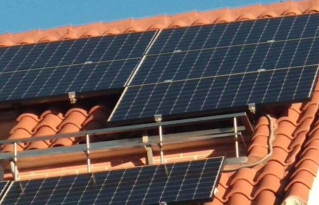 Tejado con placas solares que generan energía renovable.
