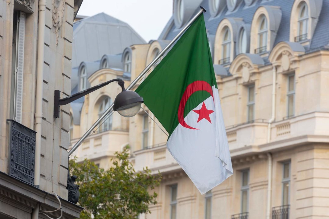 Bandera de Argelia en la Embajada de Argelia en París.