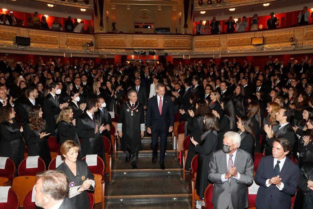 Felipe VI en el Teatro Real para presidir el acto de jura de Constitución de los nuevos colegiados.