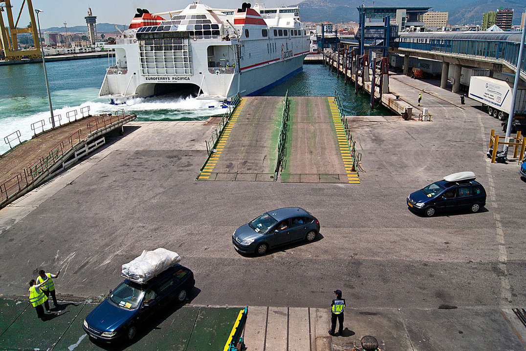 Vehículos embarcando en el puerto algecireño