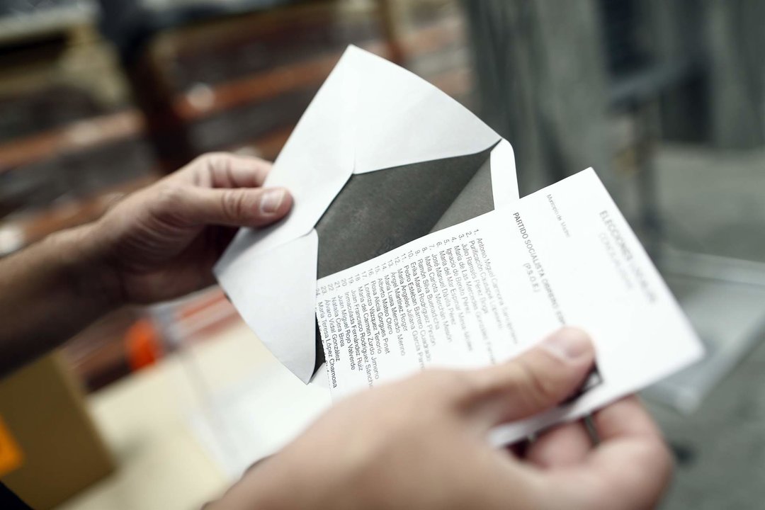 Retirando una papeleta de un sobre durante un recuento en unas elecciones.