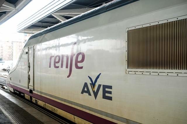 Cabecera de un tren AVE de Renfe en las vías de la Estación de Atocha.