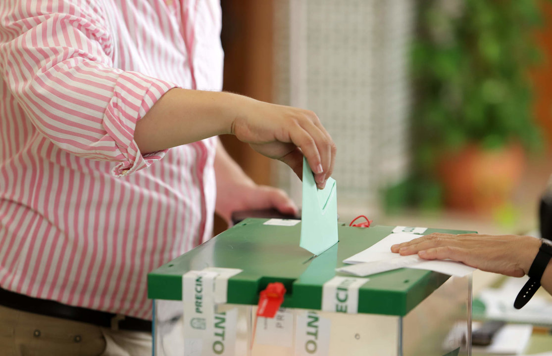 Varias personas se acuden a un colegio electoral de la capital malagueña, para ejercer su derecho al voto para votar con motivo de las elecciones autonómicas a 19 de junio de 2022 en Málaga, Andalucía.