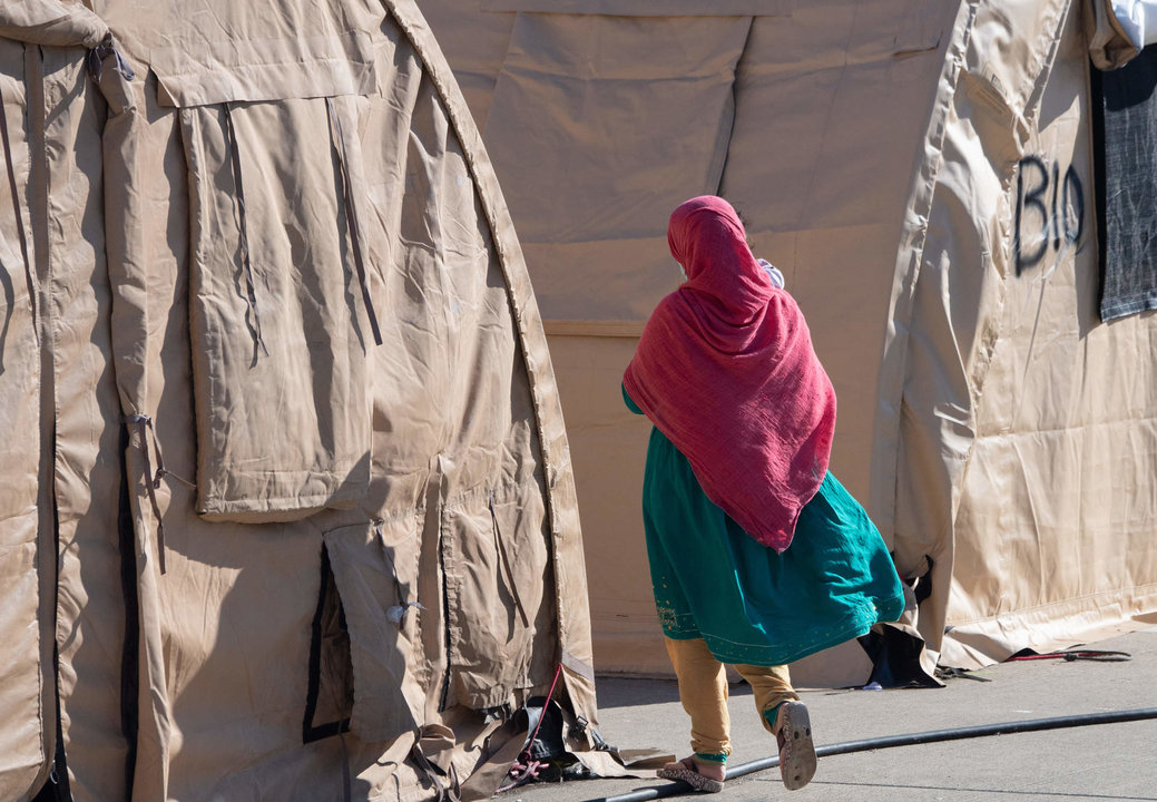 Mujer afgana huyendo de talibanes.