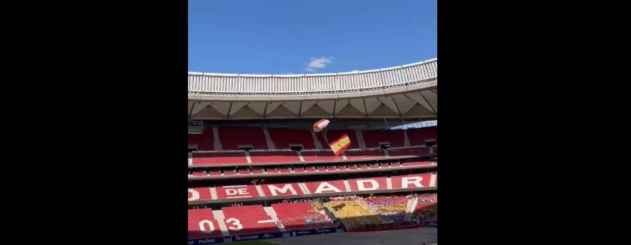 El paracaidista desciende sobre el Wanda Metropolitano con la bandera de España.