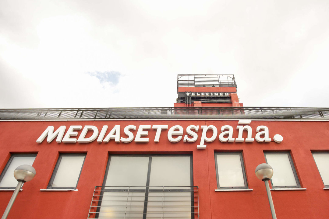 Cartel de Mediaset España en la Sede de Telecinco.