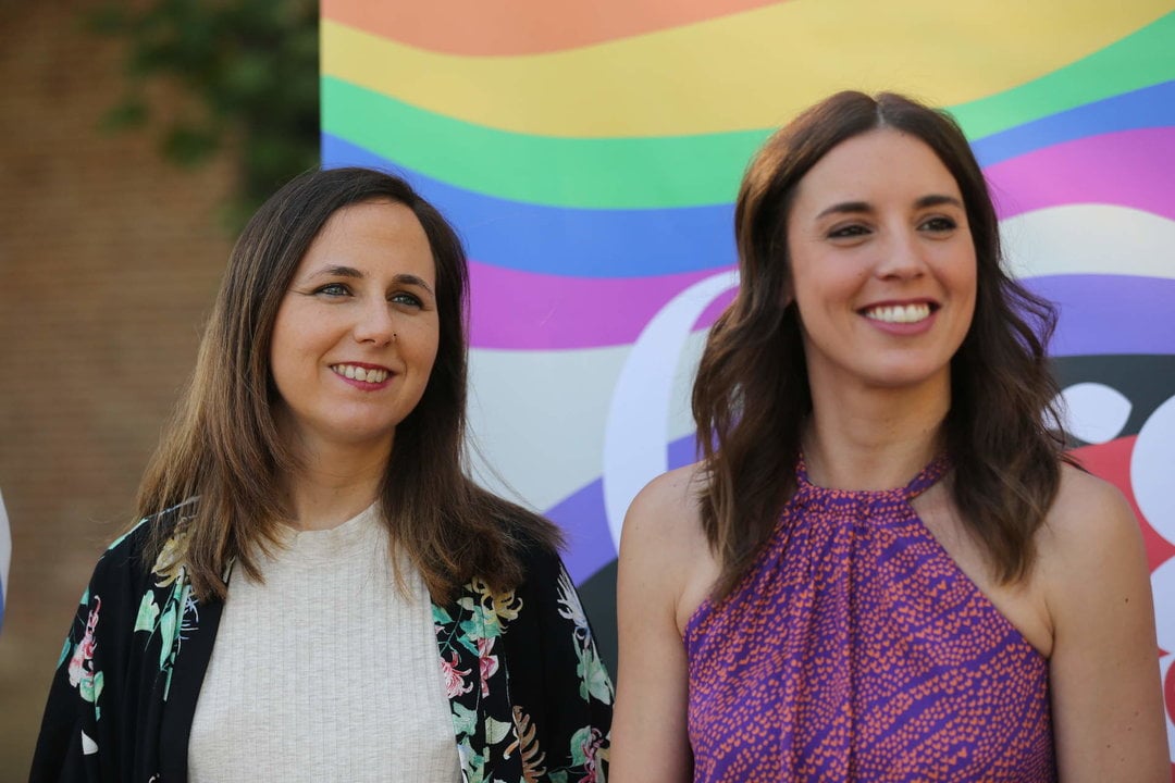 La ministra de Igualdad, Irene Montero (d), y la ministra de Derechos Sociales y Agenda 2030, Ione Belarra (i), durante la II edición de los Reconocimientos Arcoíris por el Día Internacional del Orgullo LGTBI, a 27 de junio de 2022, en Madrid.