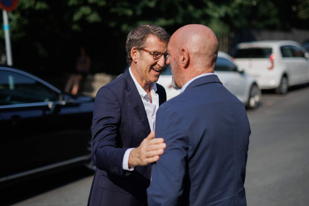 El presidente del PP, Alberto N&uacute;&ntilde;ez Feij&oacute;o (i), y el rector de la Universidad Complutense de Madrid, Joaqu&iacute;n Goyache (d), a su llegada al curso &lsquo;Fortalecer Europa con una alternativa para la mayor&iacute;a&rsquo;, a 13 de julio de 2022.