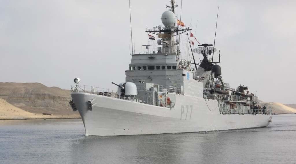 El patrullero de altura de la Armada ‘Infanta Cristina’ navega por la costa oriental de África.