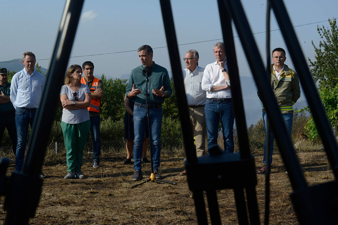 PRESIDENTES DEL GOBIERNO Y DE LA XUNTA, PEDRO S&Aacute;NCHEZ Y ALFONSO RUEDA, EN ALIXO (O BARCO DE VALDEORRAS): EL VICEPRESIDENTE DE LA XUNTA, DIEGO CALVO,  LA MINISTRA DE MDIO AMBIENTE TERESA RIVERA, PEDRO S&Aacute;NCHEZ, EL ALCALDE DE O BARCO ALFREDO GARC&Iacute;A,  PRESI XUNTA ALFONSO GUERRA, DURANTE LA COMPARECENCIA EN EL PUEBLO DE ALIXO, DELANTE DE LA VIEJA ESCUELA, EN TERRENO QUEMADO Y CON UN FONDO DE HUMO POR UN FRENTE ACTIVO DEL FUEGO INICIADO HACE CINCO D&Iacute;AS EN EL VECINO CONCELLO DE CARBALLEDA DE VALDEORRAS. OURENSE 19/07/22 FOTO ROSA VEIGA