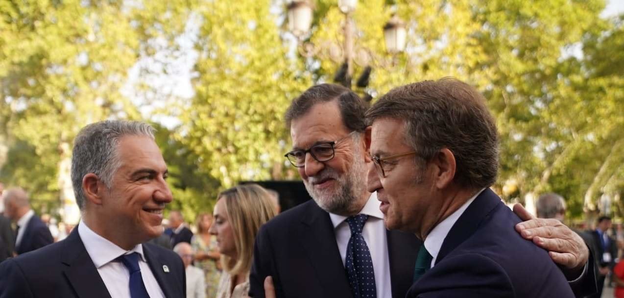 Mariano Rajoy y Alberto Núñez Feijóo, en la toma de posesión de Juanma Moreno.