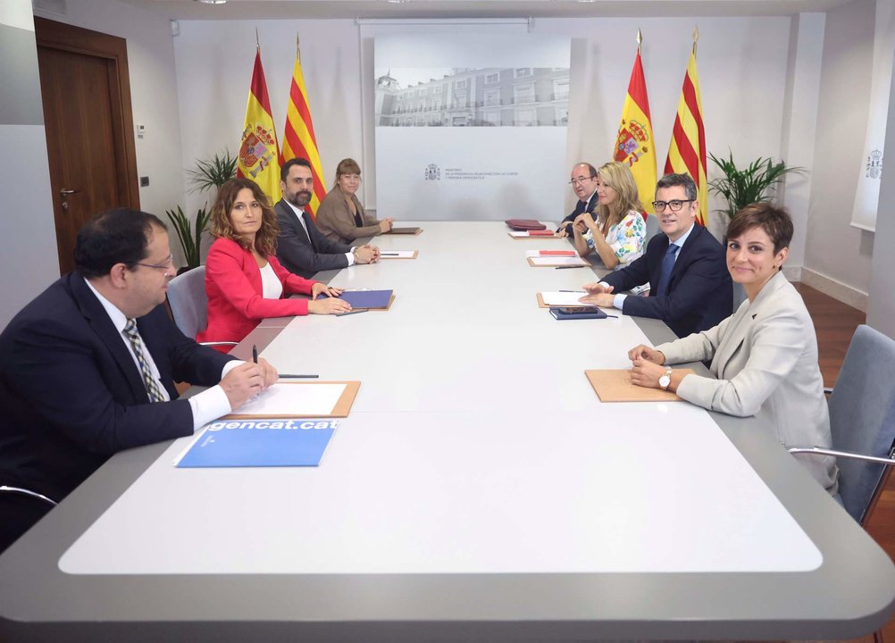 Miembros del Gobierno y de la Generalitat, en la tercera reunión de la Mesa de diálogo sobre Cataluña.