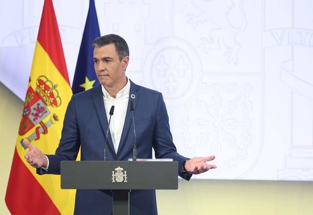El presidente del Gobierno, Pedro Sánchez, en una comparecencia sin corbata