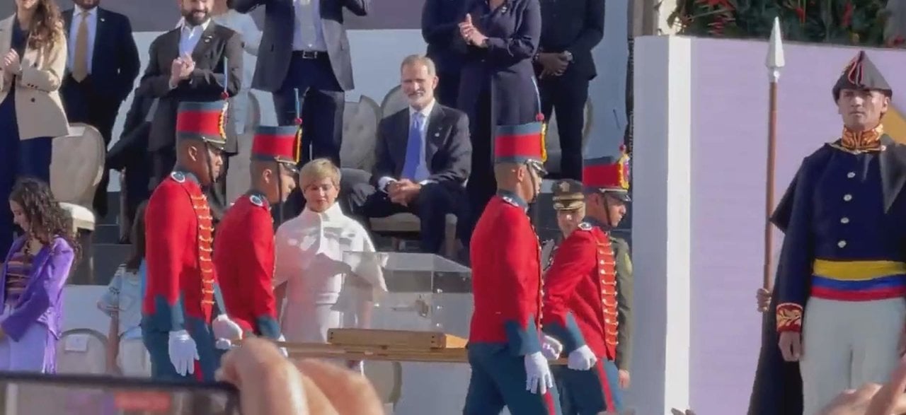 El rey Felipe VI permanece sentado al pasar la supuesta espada de Simón Bolívar, en la toma de posesión de Gustavo Petro como presidente de Colombia.