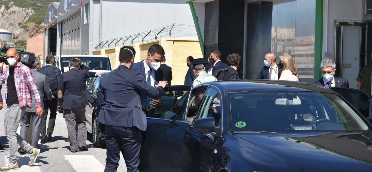 Pedro Sánchez se sube al coche oficial ante un escolta (Foto: Antonio Sempere / Europa Press)