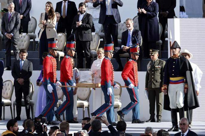 El Rey Felipe VI permanece sentado ante el paso de la espada de Simón Bolívar, en Colombia