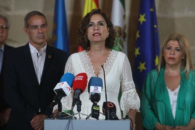 La ministra de Hacienda y Función Pública, María Jesús Montero, este jueves en declaraciones a los medios tras su visita al Ayuntamiento de Jerez de la Frontera (Cádiz).