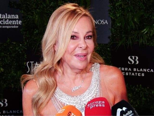 Ana Obreg&oacute;n recibe un premio por la solidaridad.