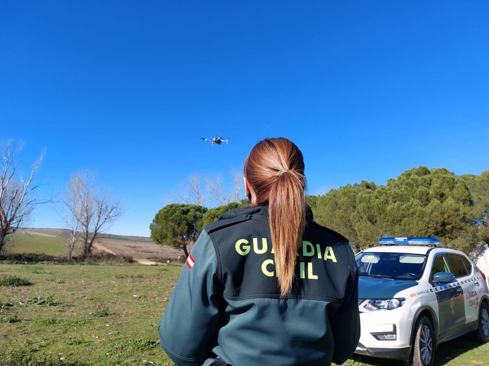 Guardia civil dirigiendo un dron - Twitter @guardiacivil