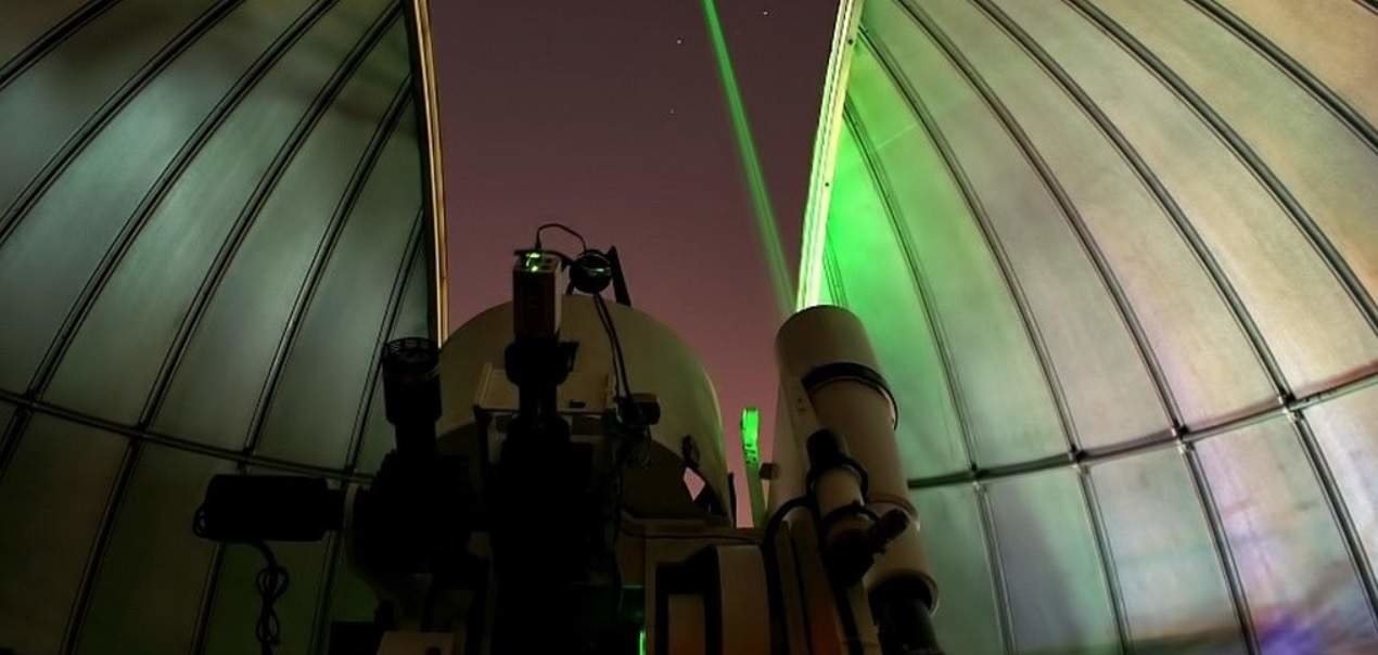 Estación de telemetría láser del Real Observatorio de la Armada realizando un seguimiento (Foto: Armada).