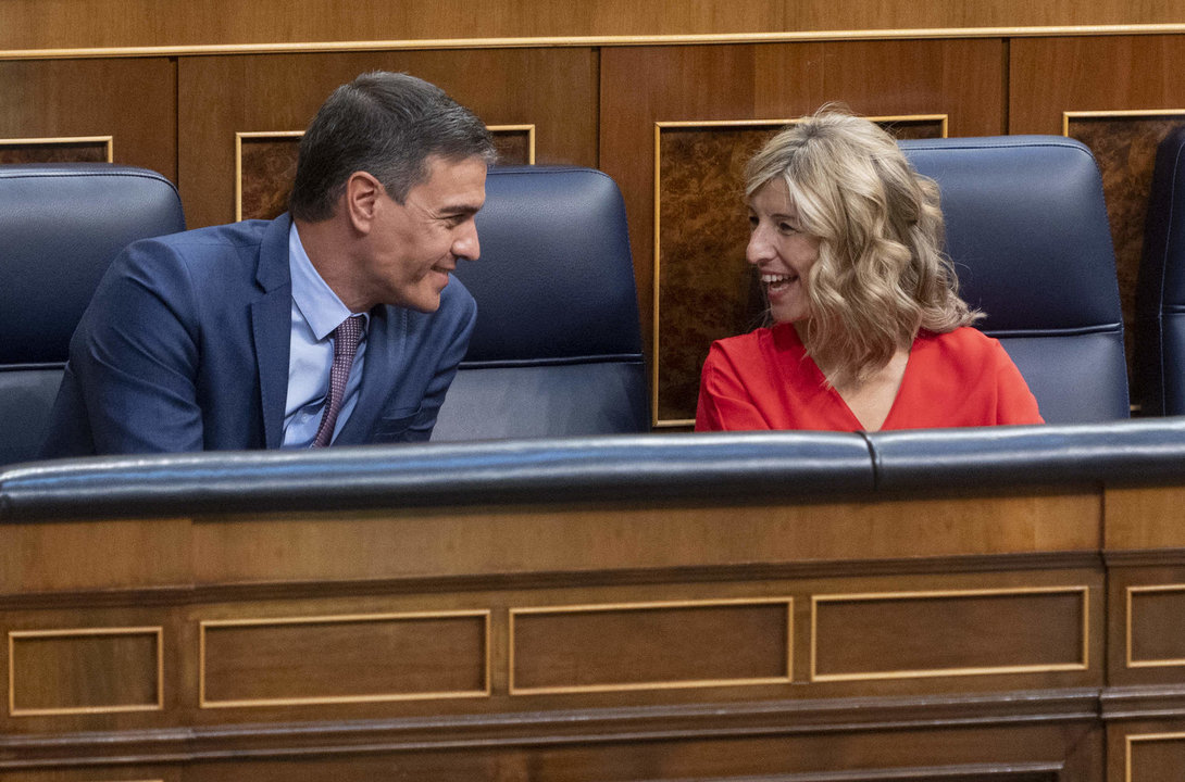 El presidente del Gobierno, Pedro Sánchez, conversa con la vicepresidenta segunda y ministra de Trabajo, Yolanda Díaz